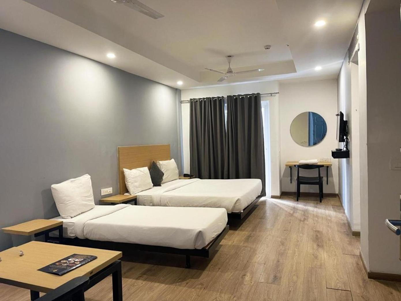 The Roseman Hotel & Suites Ghaziabad Esterno foto
