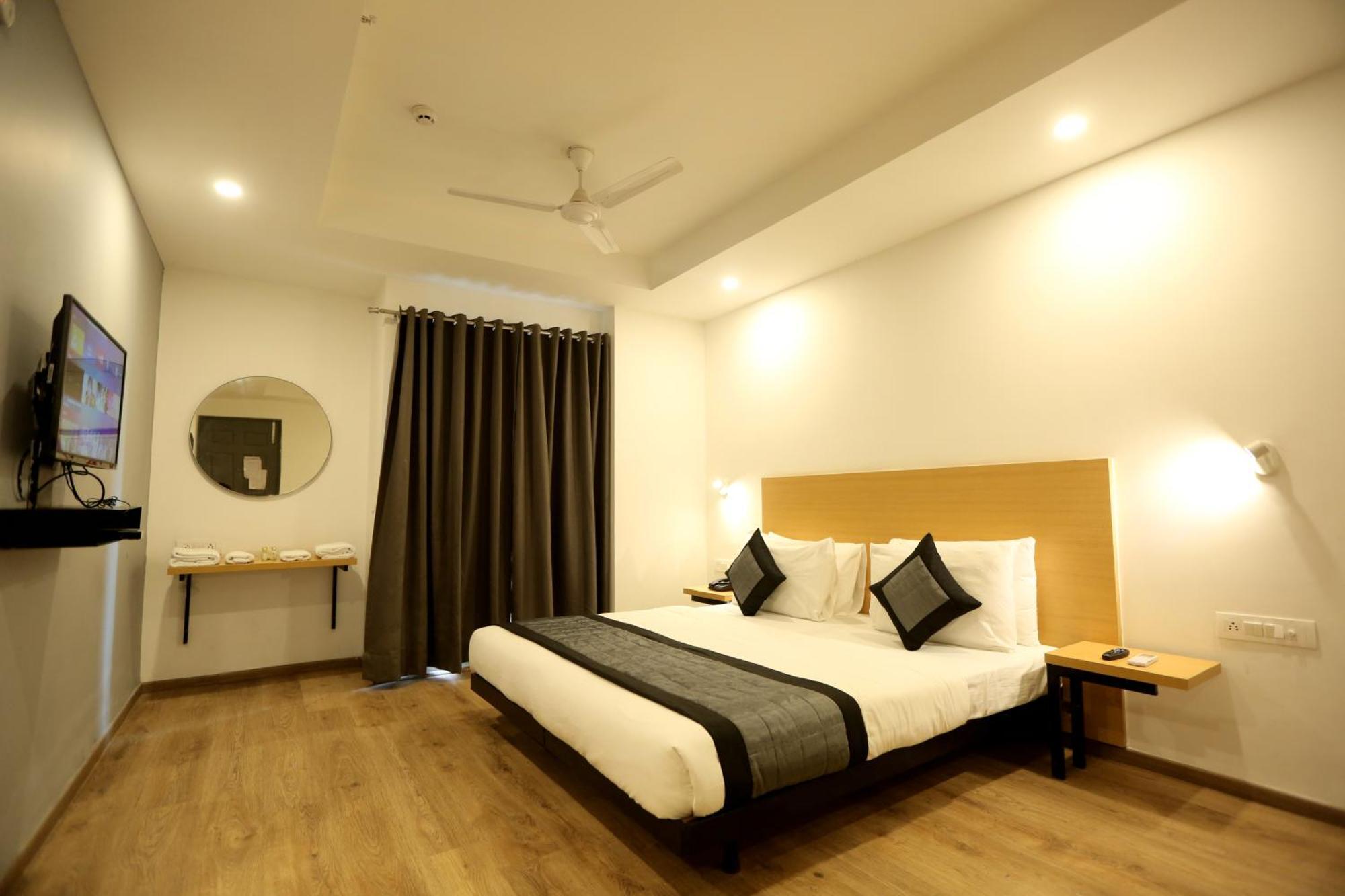 The Roseman Hotel & Suites Ghaziabad Esterno foto