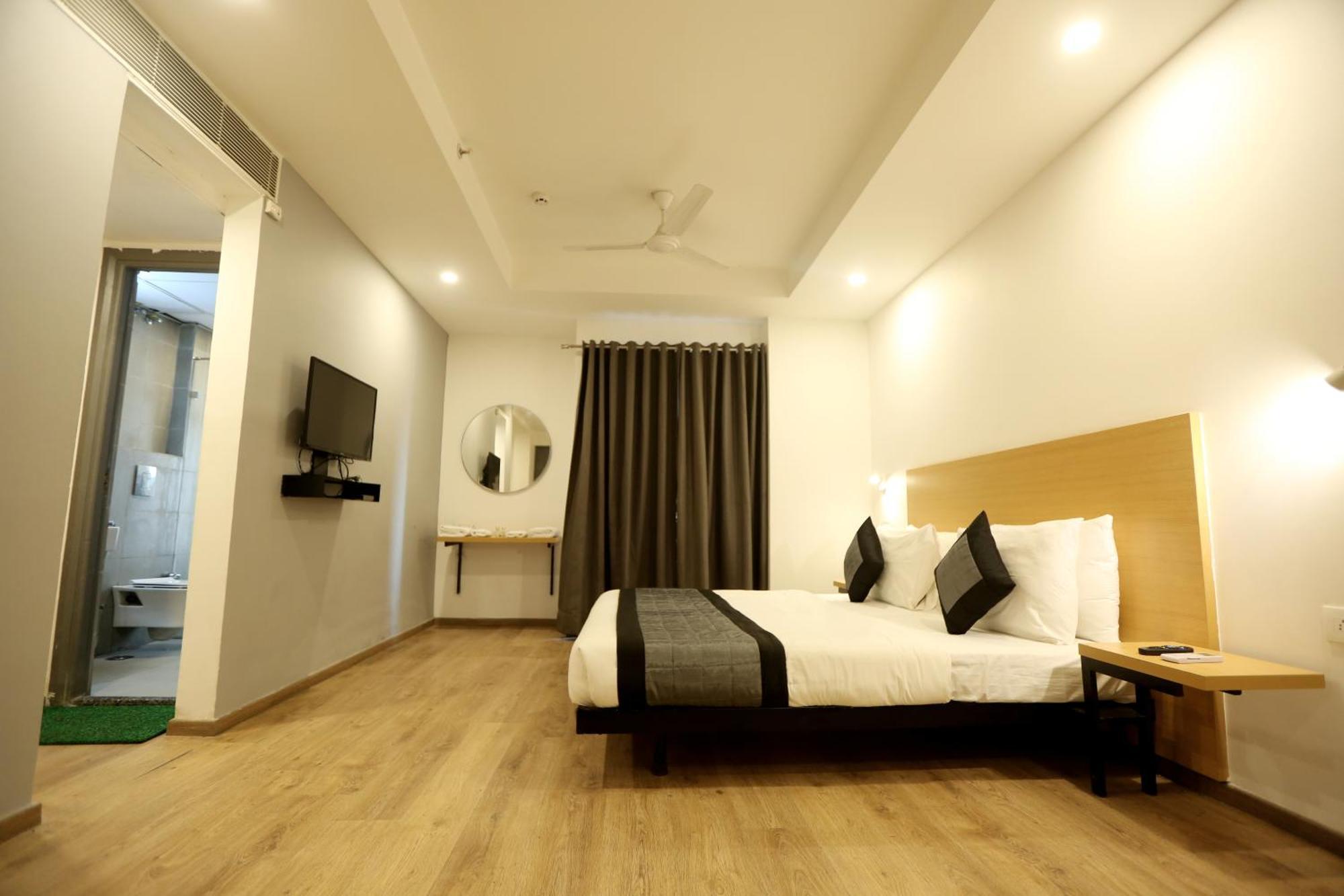 The Roseman Hotel & Suites Ghaziabad Esterno foto