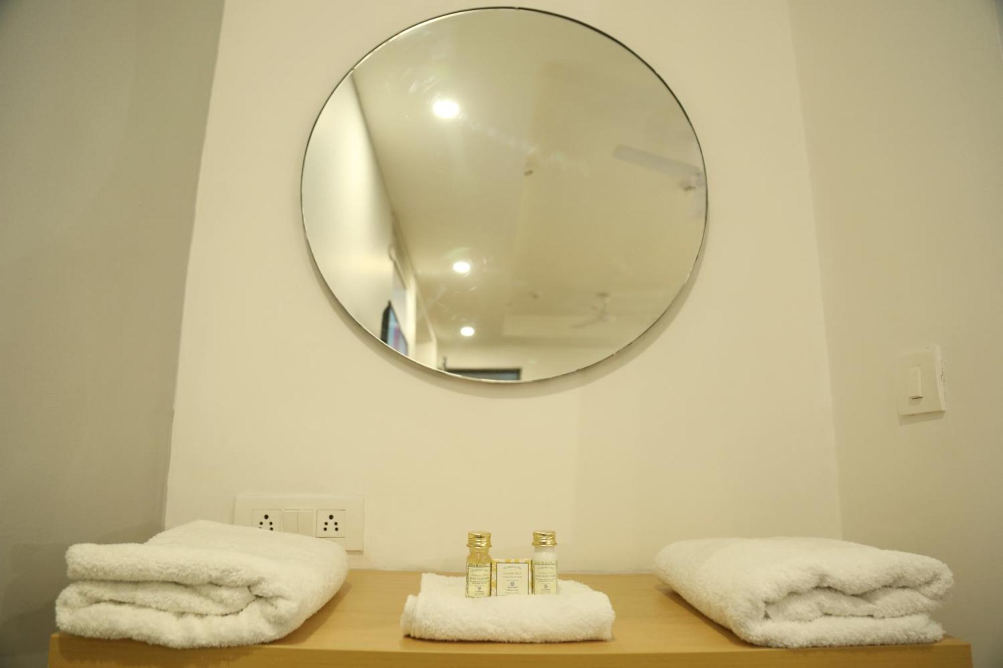The Roseman Hotel & Suites Ghaziabad Esterno foto